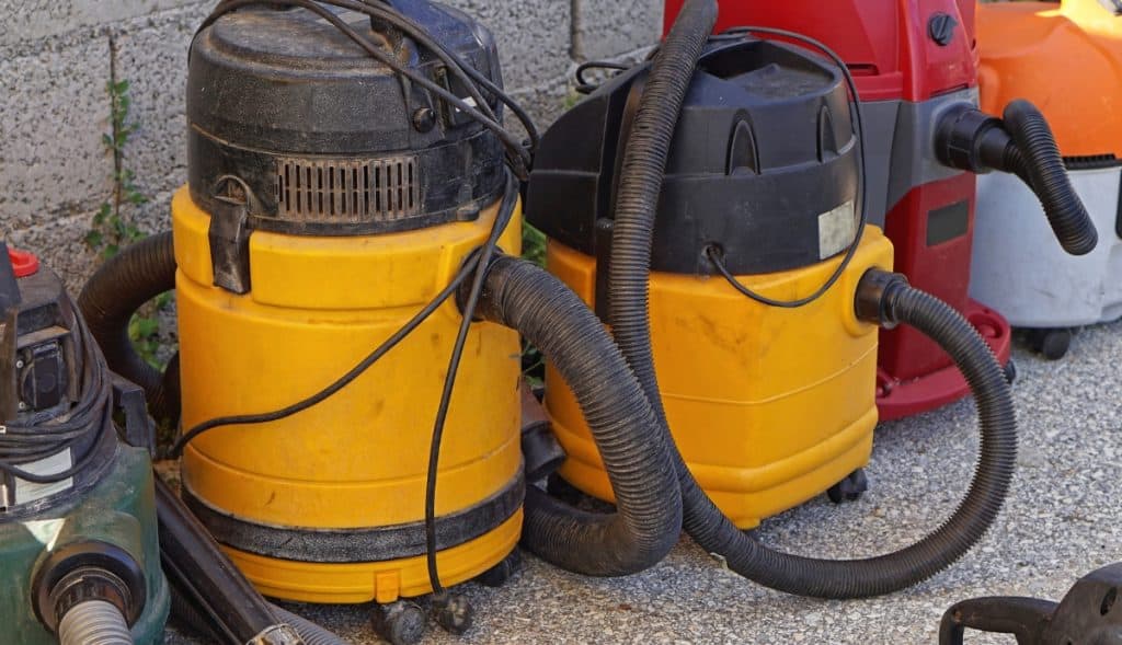 10 Ways To Unclog A Toilet With Or Without A Plunger (How To Unblock?) 3 wetdry vacuum method